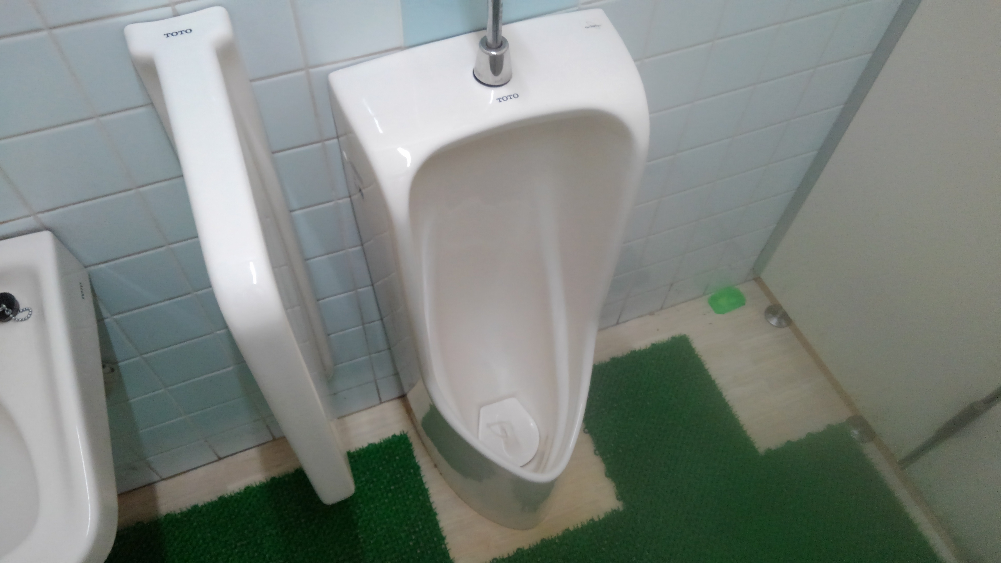 大阪市阿倍野区　オフィスビルの男子トイレ漏水工事