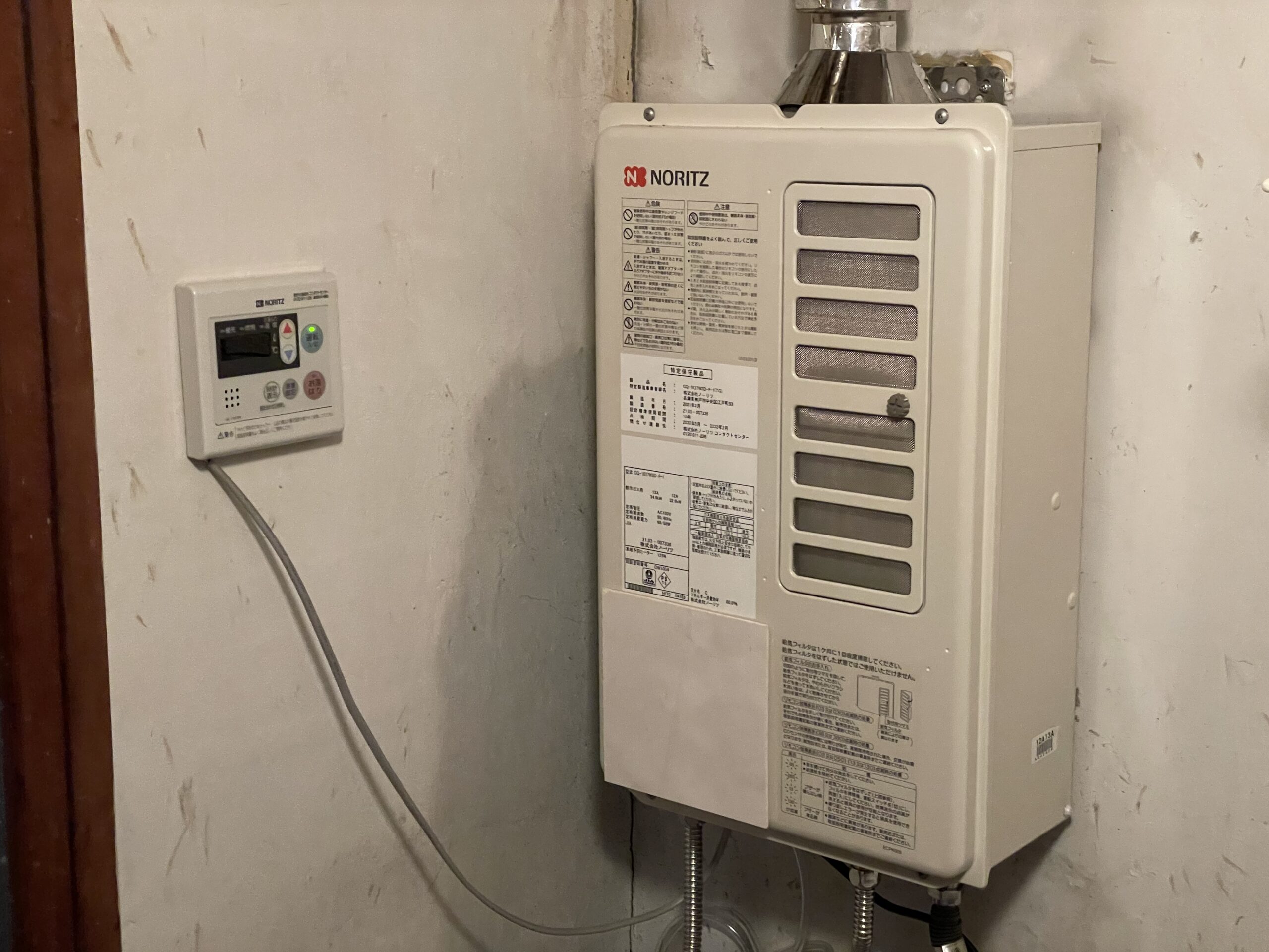 大阪市中央区　戸建て住宅の給湯器取替リフォーム工事　屋内型給湯器　強制排気の自然吸気タイプ