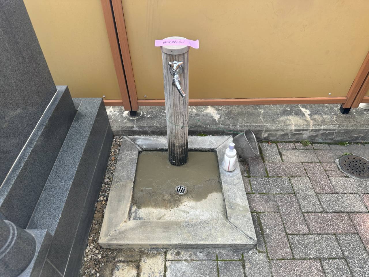 大阪市天王寺区　お寺の墓地水漏れ修理工事　コン柱から水漏れ