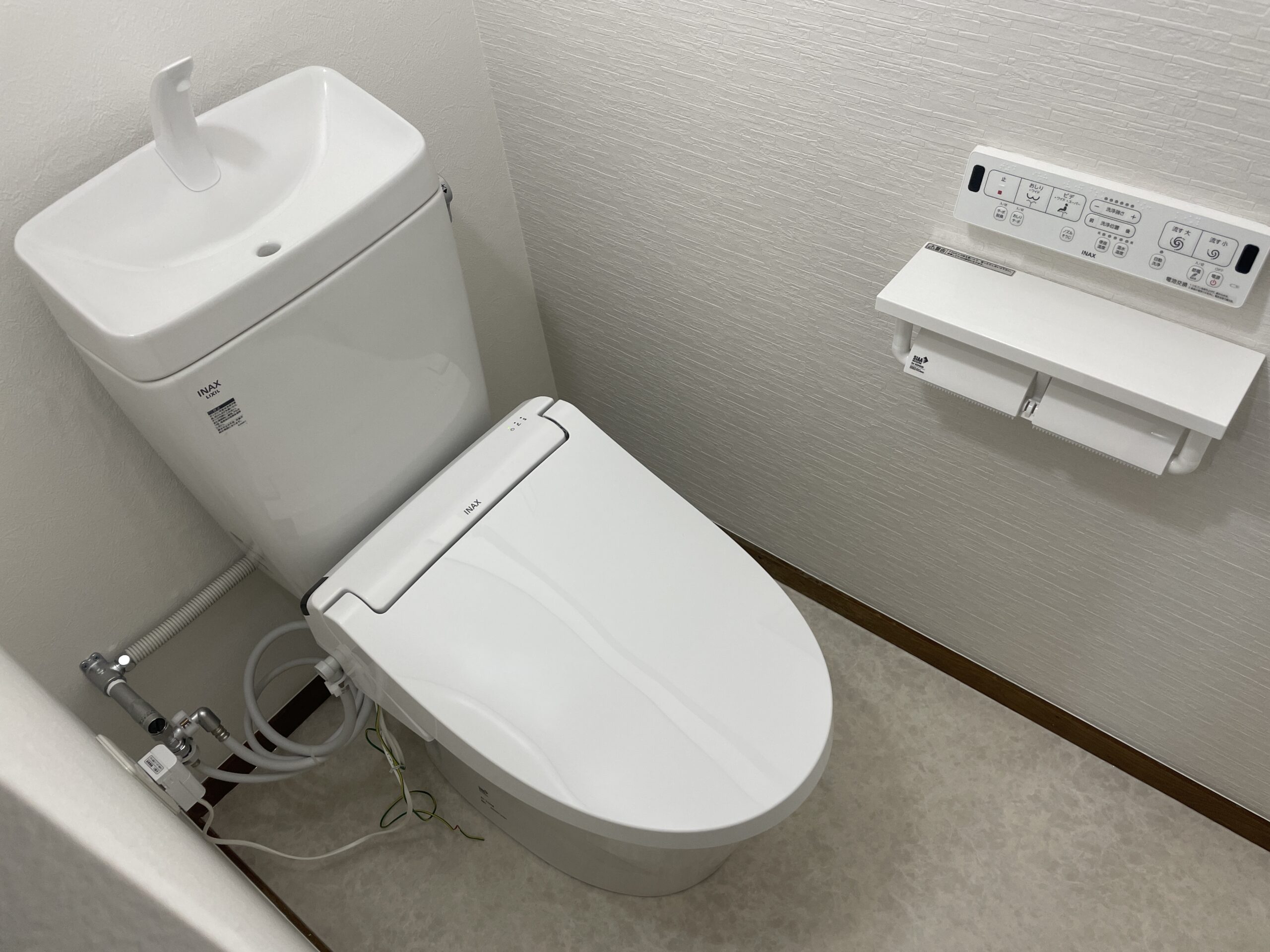 大阪市阿倍野区　分譲マンションのトイレ取替リフォーム工事　電気コンセント移設