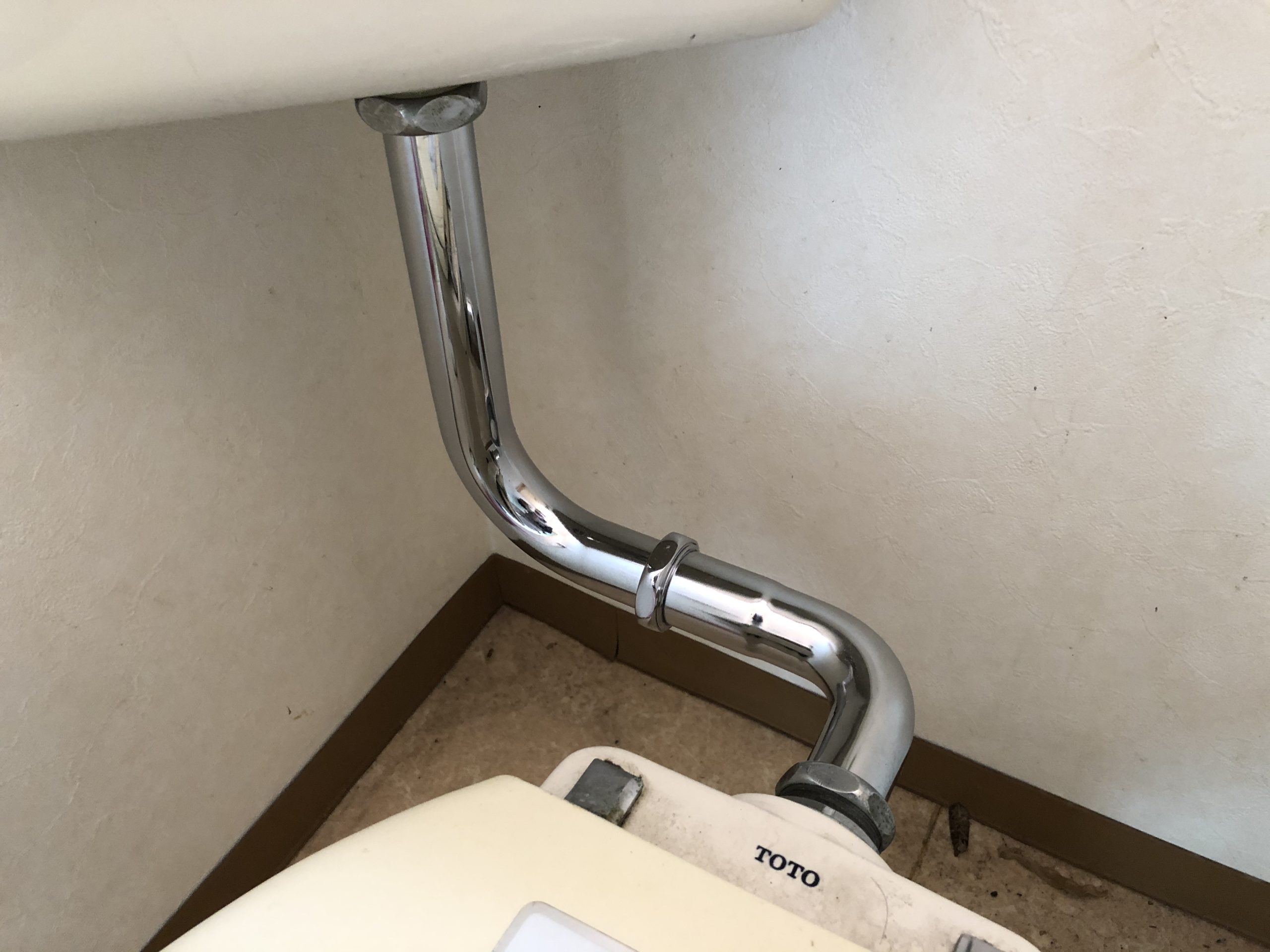 大阪市生野区　マンションのトイレ洗浄管取替工事　配管からの水漏れでした