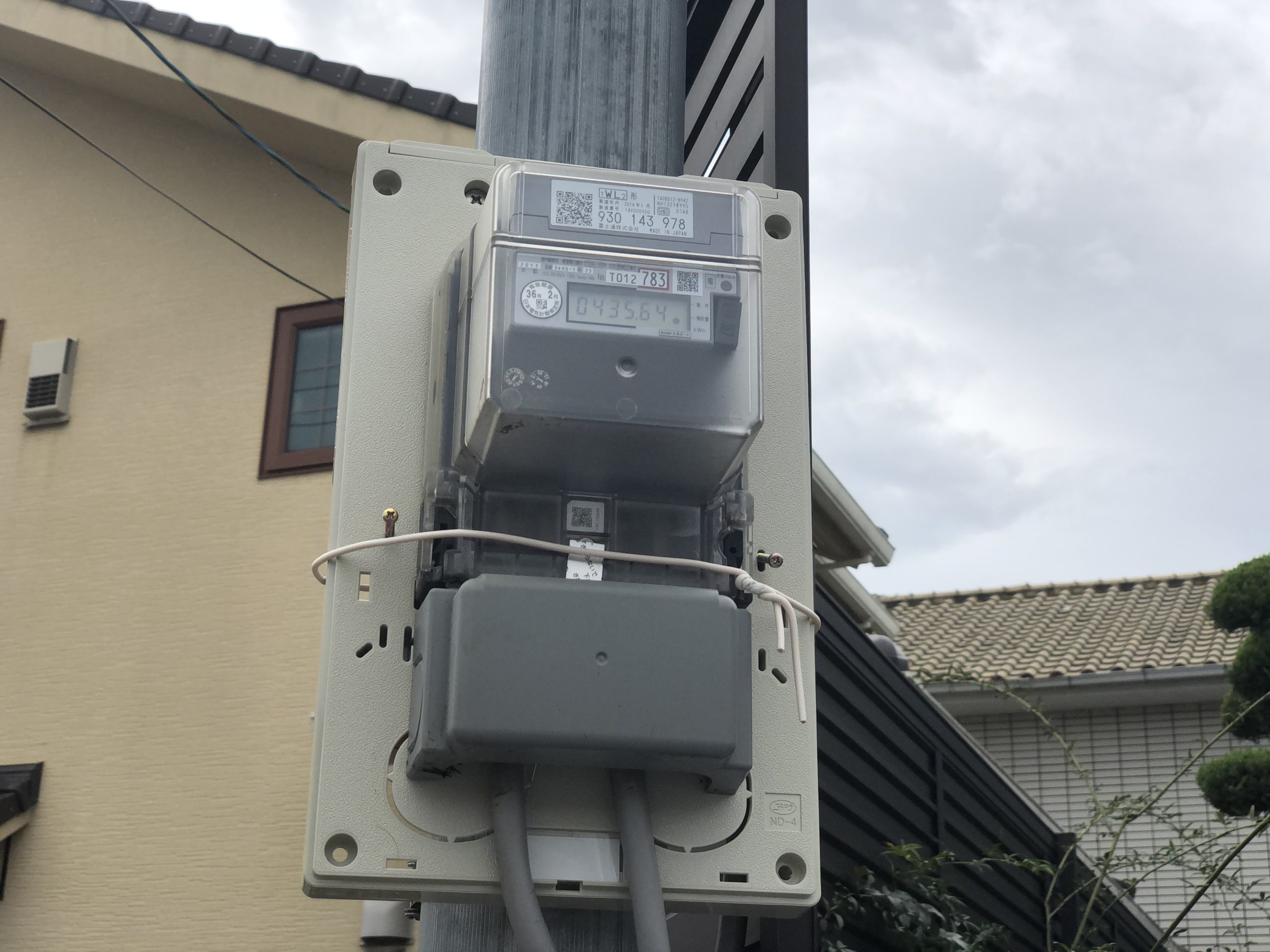 堺市西区　戸建て住宅の電気メーター取付板取替工事　