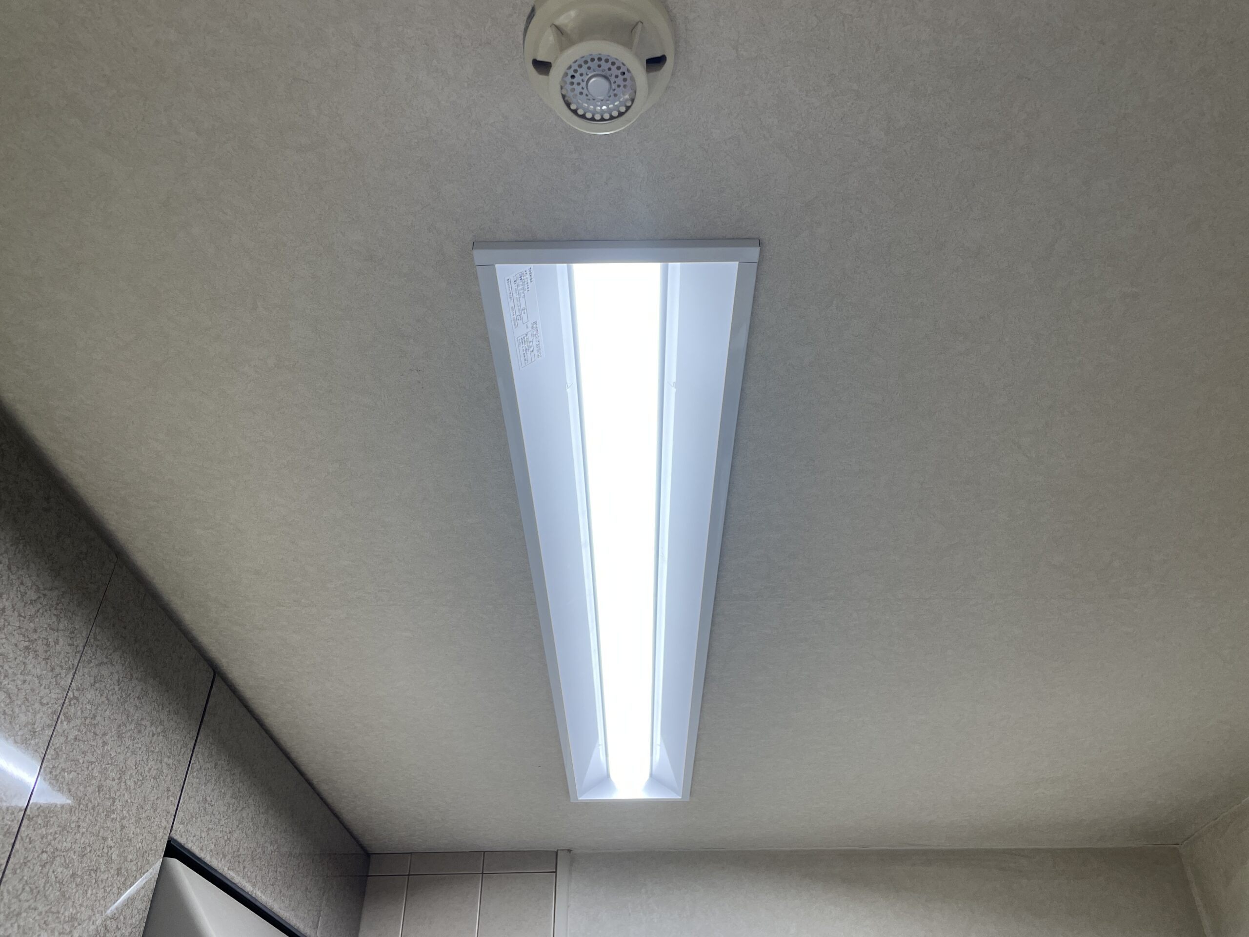 大阪市阿倍野区　分譲マンションのキッチンLED照明取替リフォーム工事　埋め込みタイプ