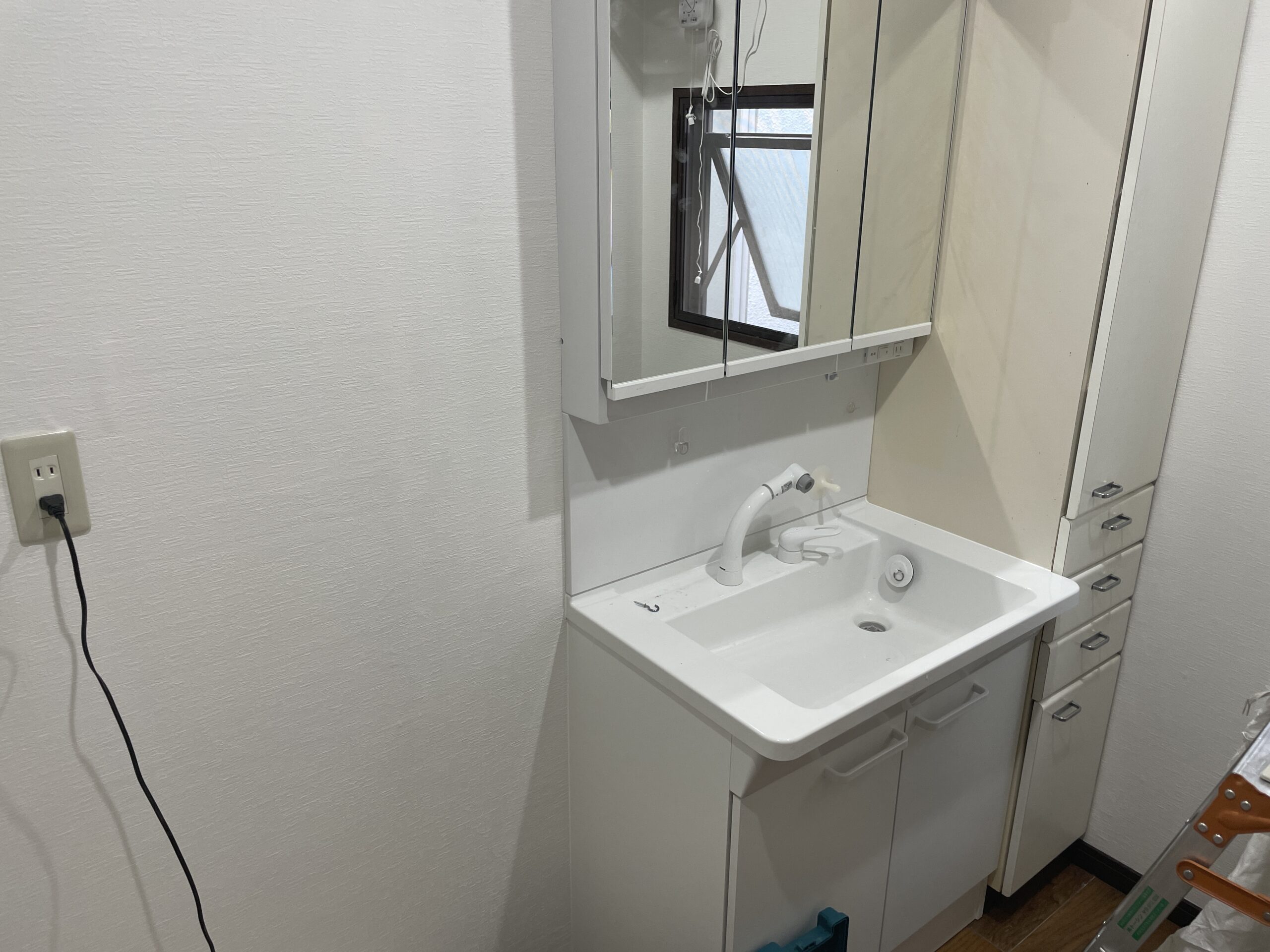 大阪市天王寺区　戸建て住宅の洗面化粧台取替リフォーム工事　内装工事もしました