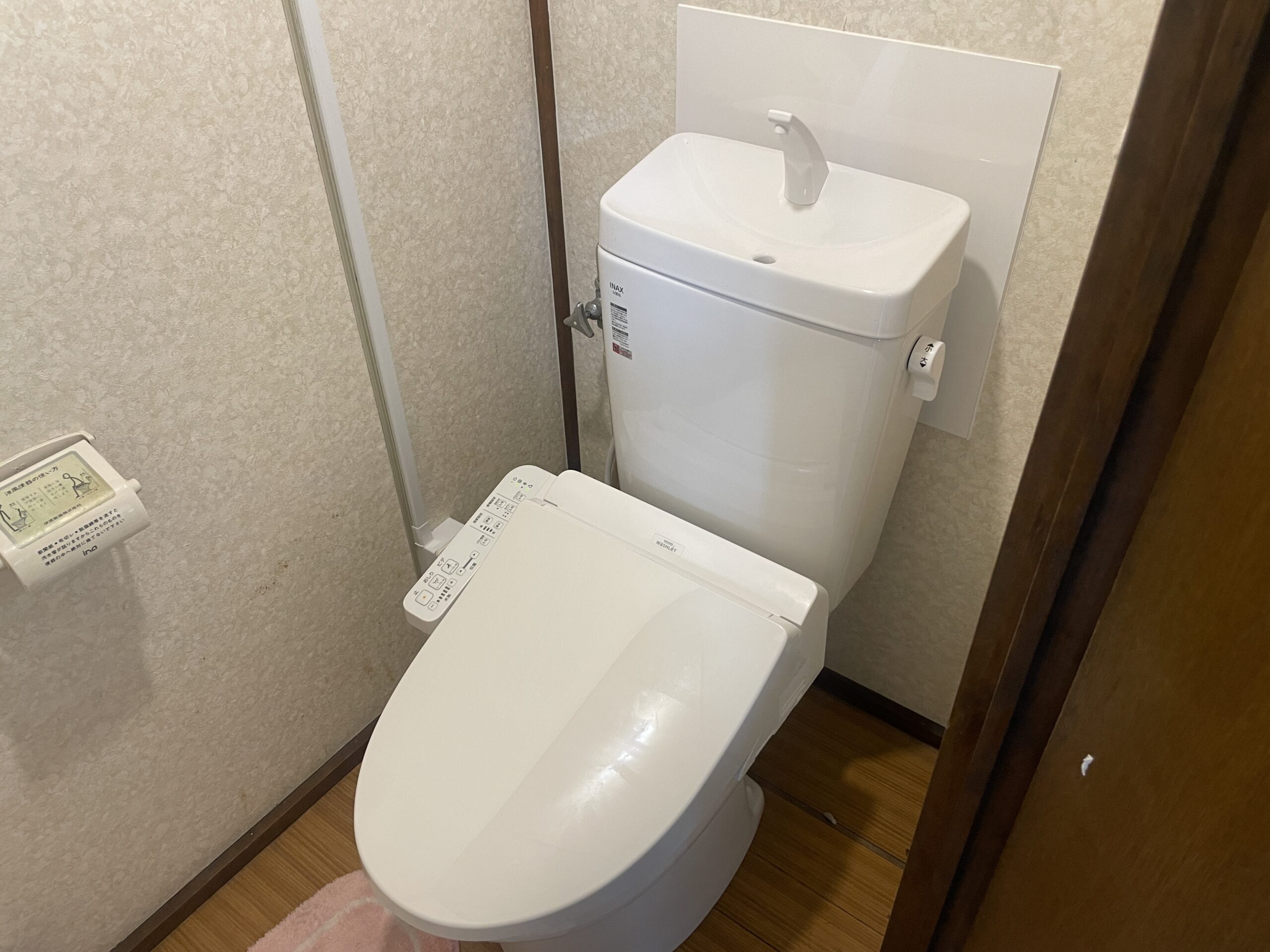 大阪市生野区　マンションのトイレ取替リフォーム工事　普通便座から大型便座になり大きくなりました。