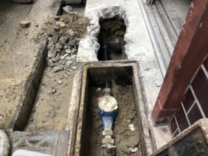 大阪市天王寺区　水道メーター付近で漏水補修工事　経年劣化による配管亀裂　大きな穴が開いていました