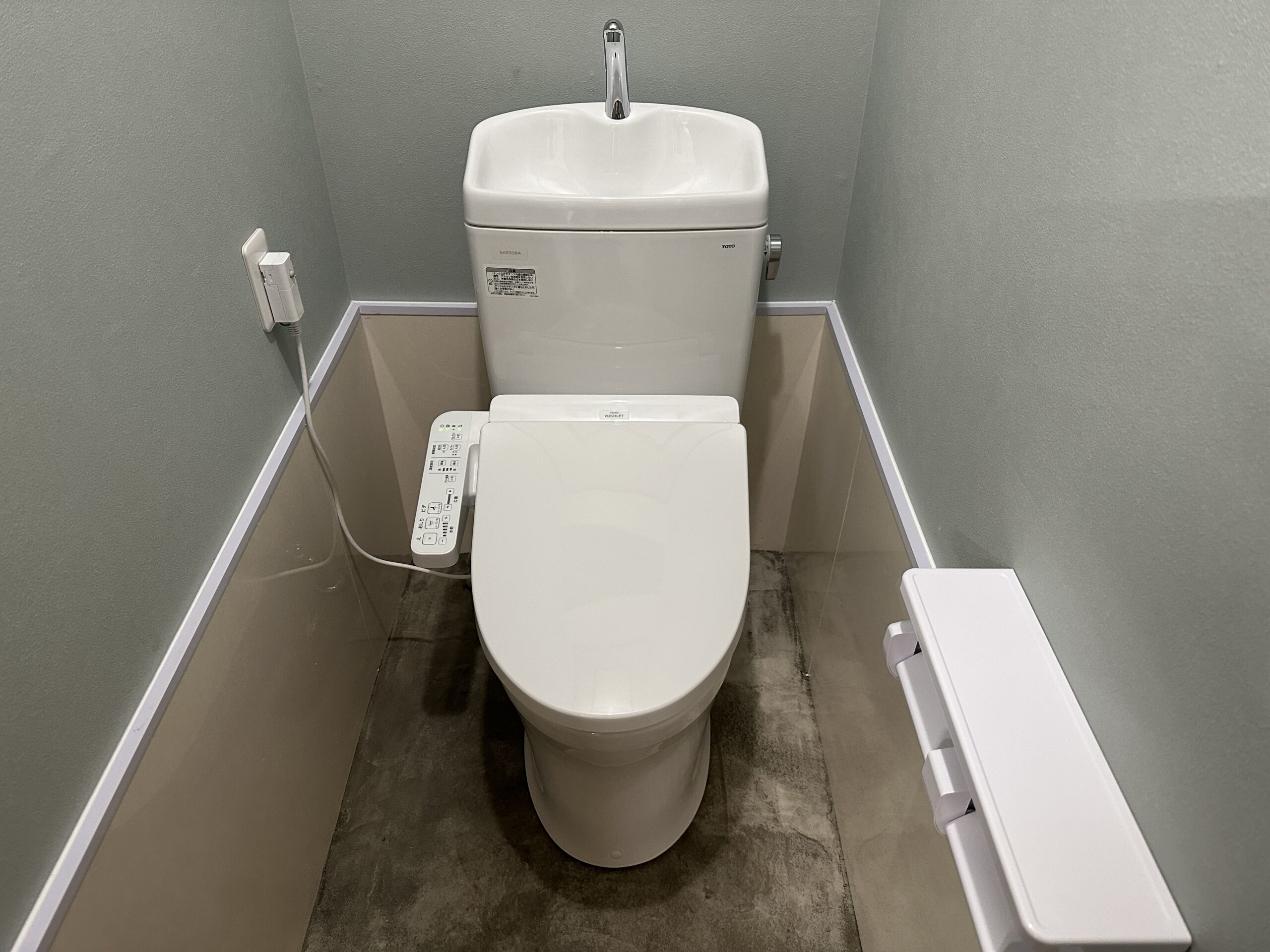 大阪市住吉区　店舗のトイレ取替リフォーム工事　和式から洋式に変更しました