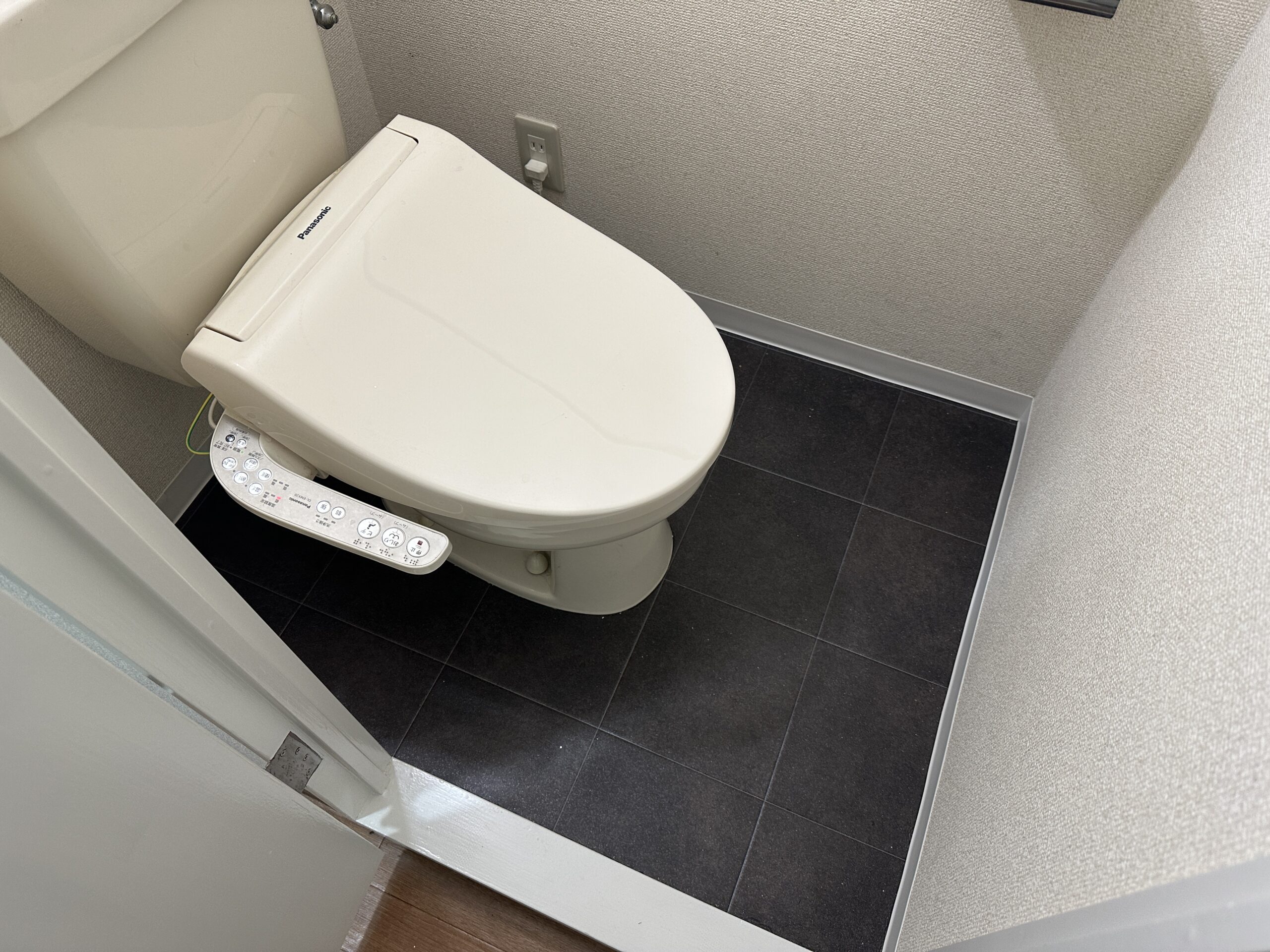 大阪市浪速区　マンションのフルリノベーション工事④　トイレ内装交換