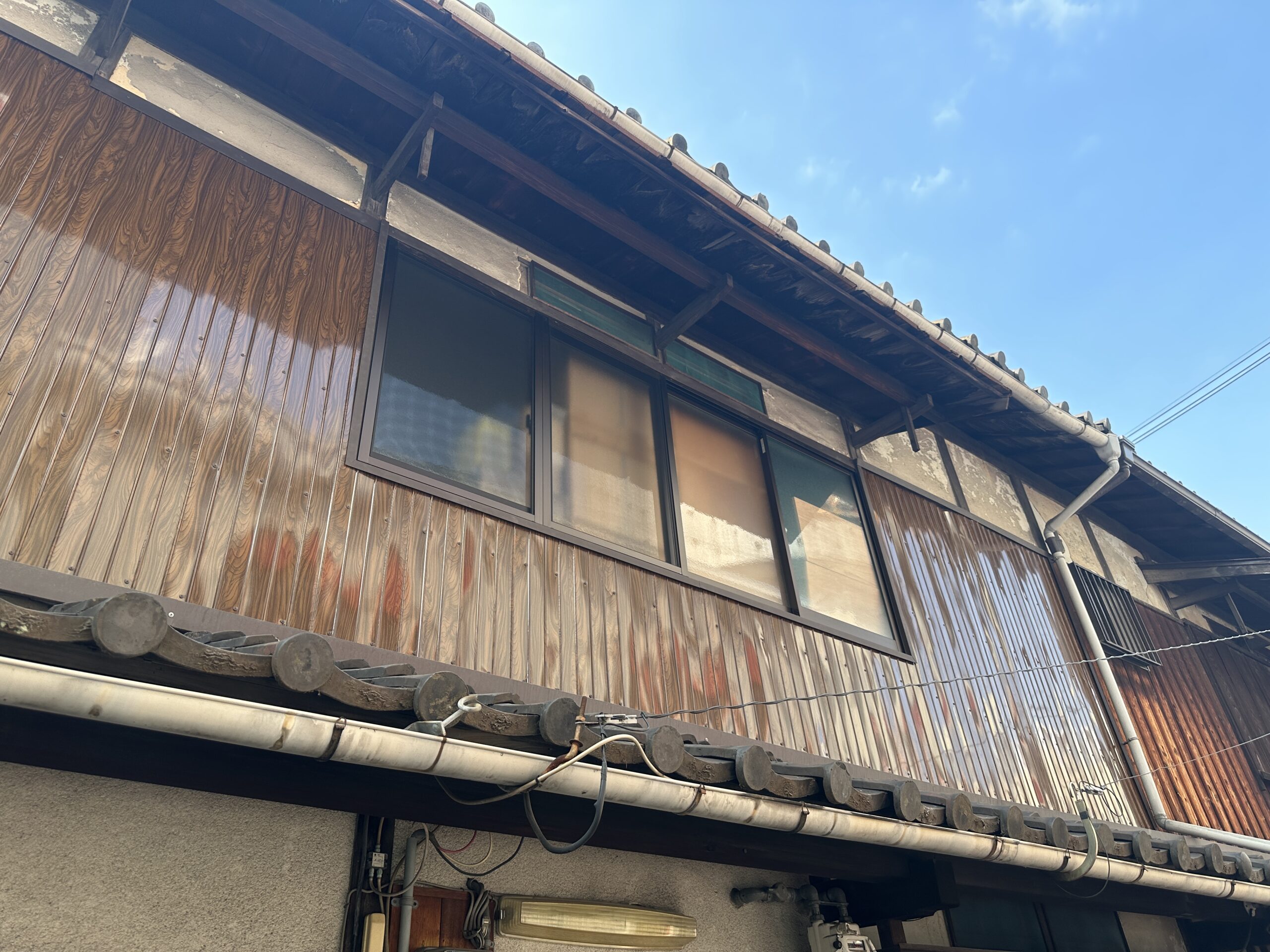大阪市天王寺区　戸建て住宅の窓取替リフォーム工事　2階外壁板金も同時施工
