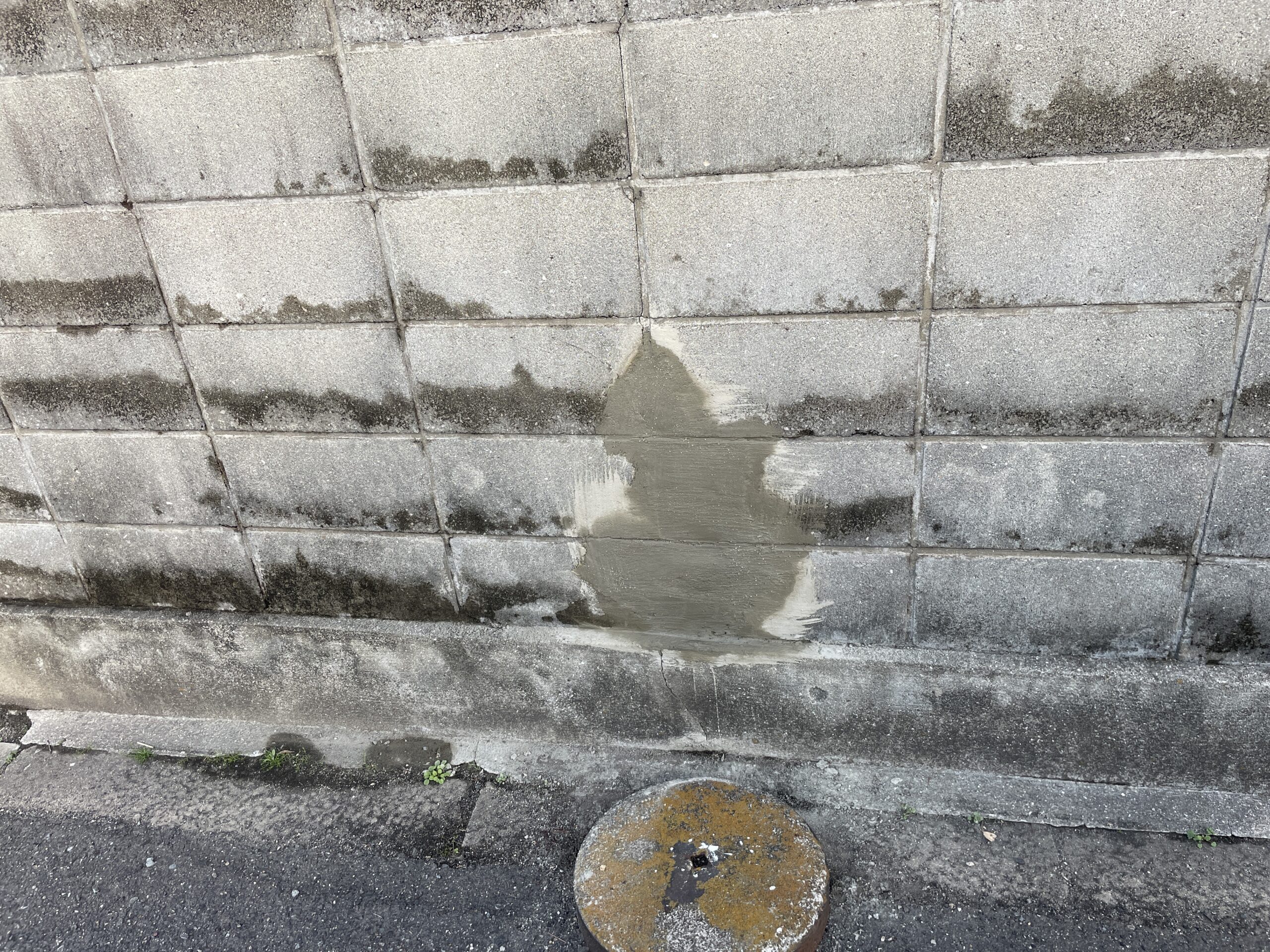 大阪市天王寺区　戸建て住宅のブロック塀補修工事　朽ちて出来た穴埋め