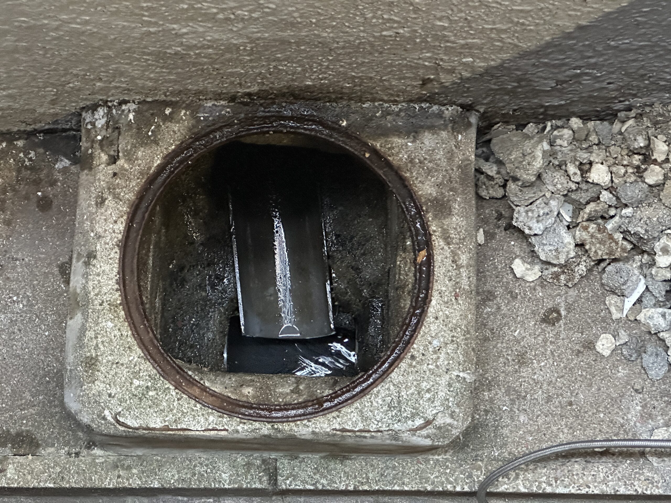 大阪市天王寺区　テナントビルの排水詰まり通貫工事　配管内の異物除去