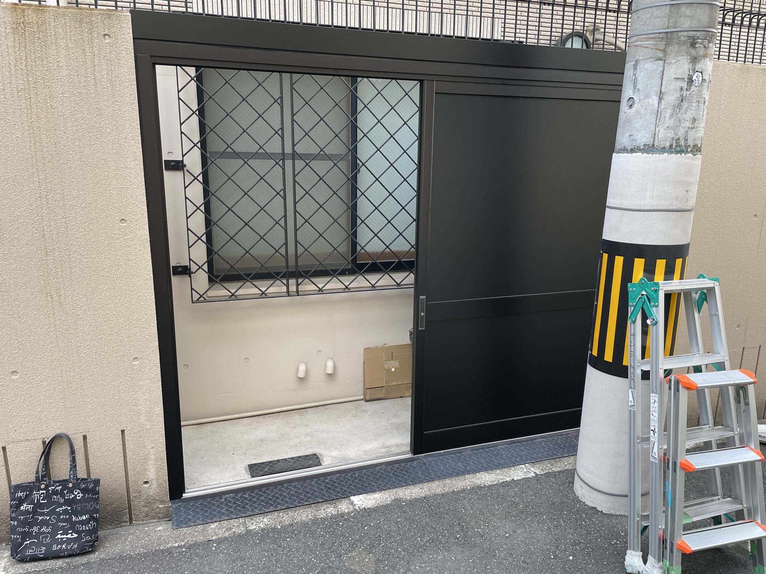大阪市天王寺区　戸建て住宅の裏口ドア取替リフォーム工事　レールから新しくしたので開閉も楽です
