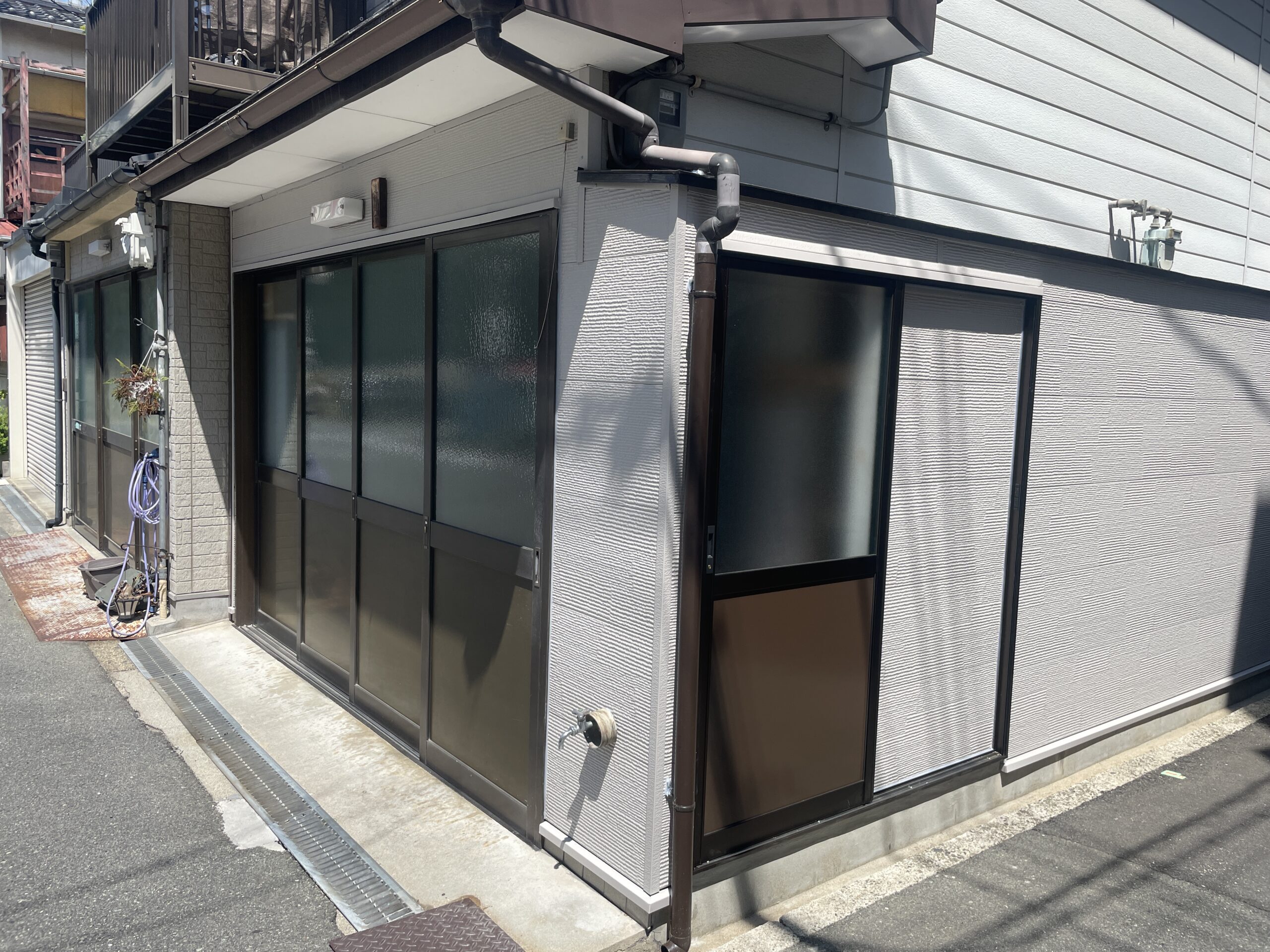 大阪市天王寺区　戸建て住宅の外壁リフォーム工事　引戸も新しくしました