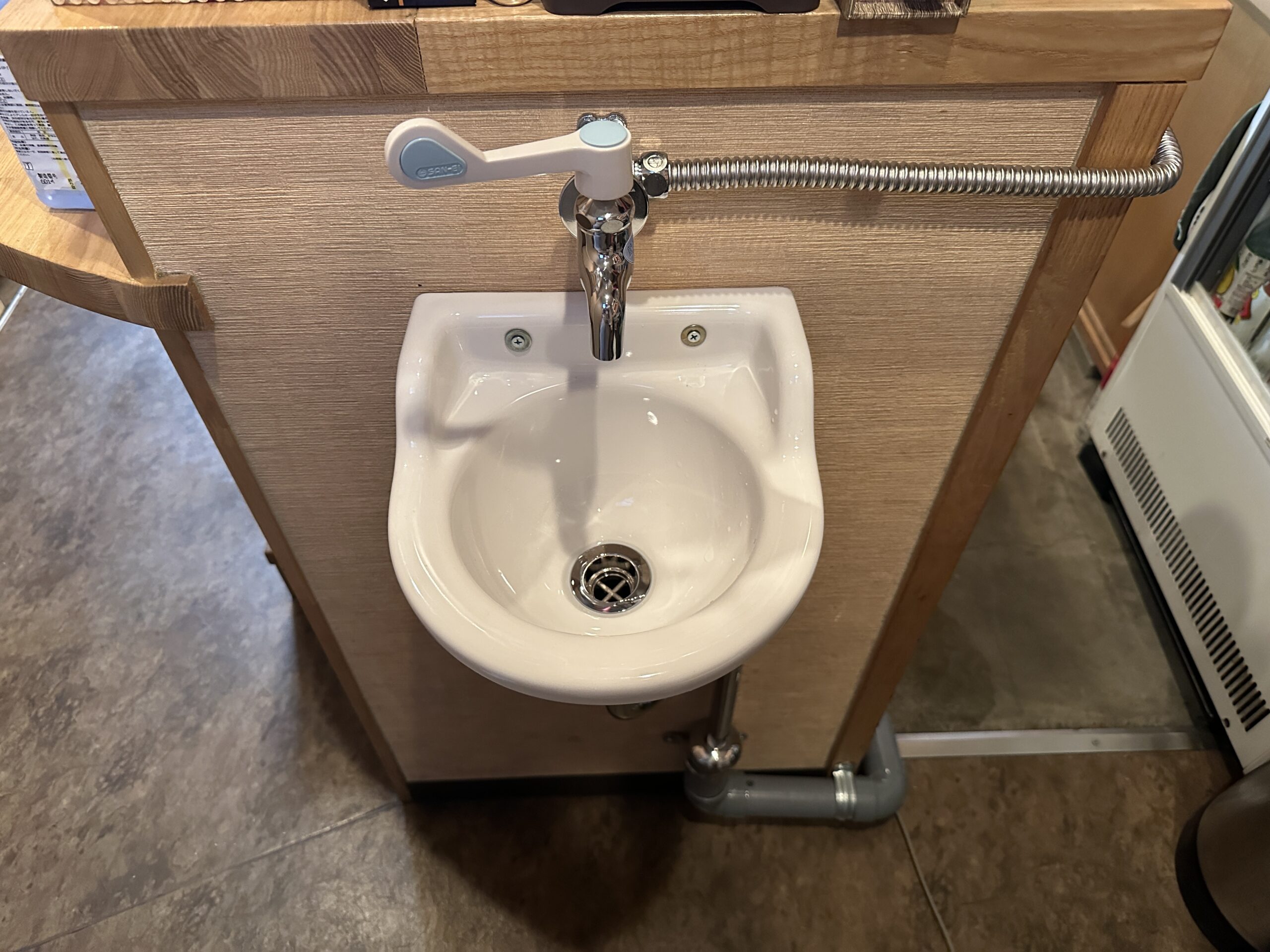 大阪市天王寺区　店舗の手洗い器設置工事　小型手洗い器