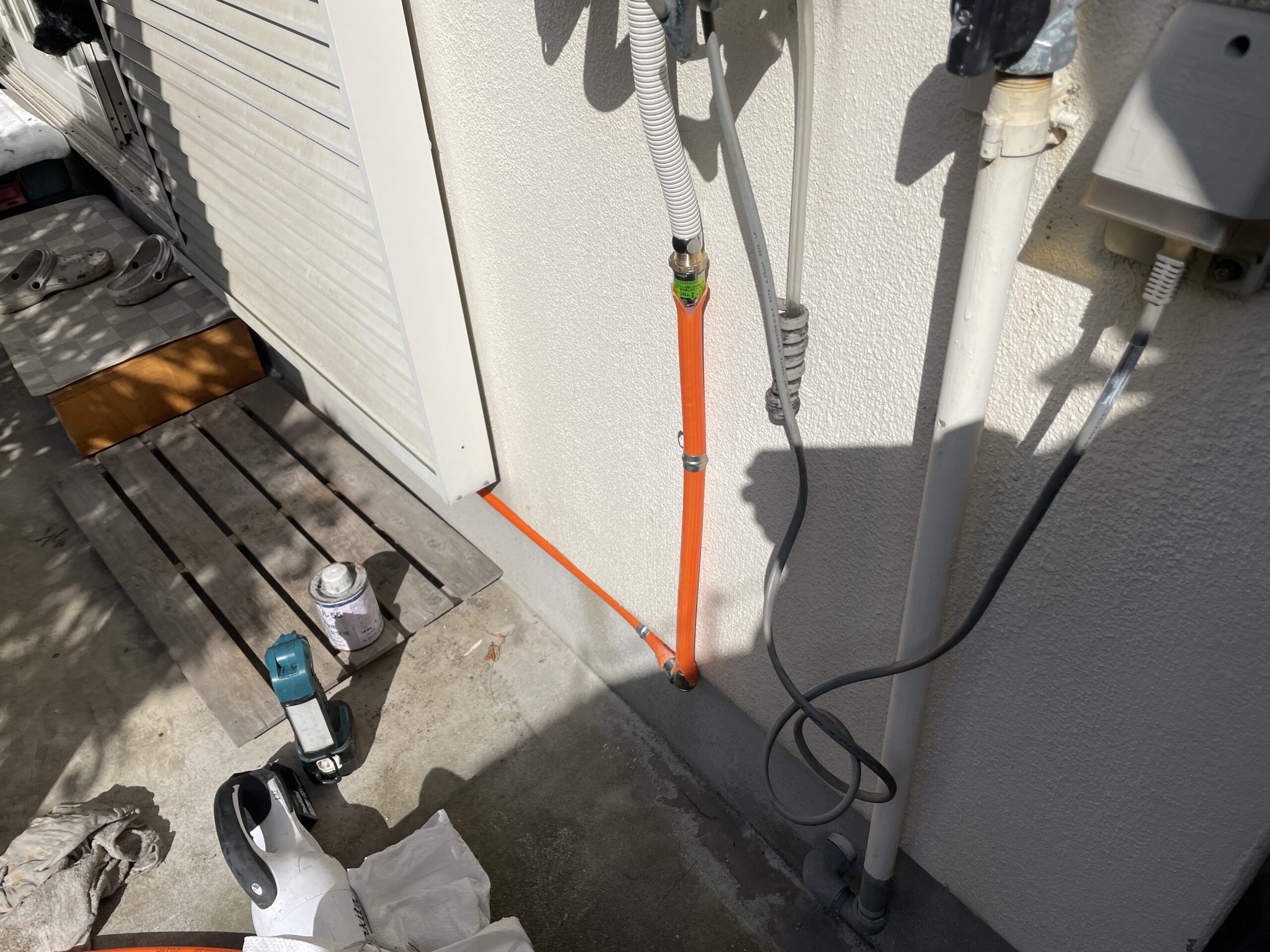 大阪市阿倍野区　戸建て住宅の水漏れ修理工事　給湯管より漏水、修理不可なので新設しました