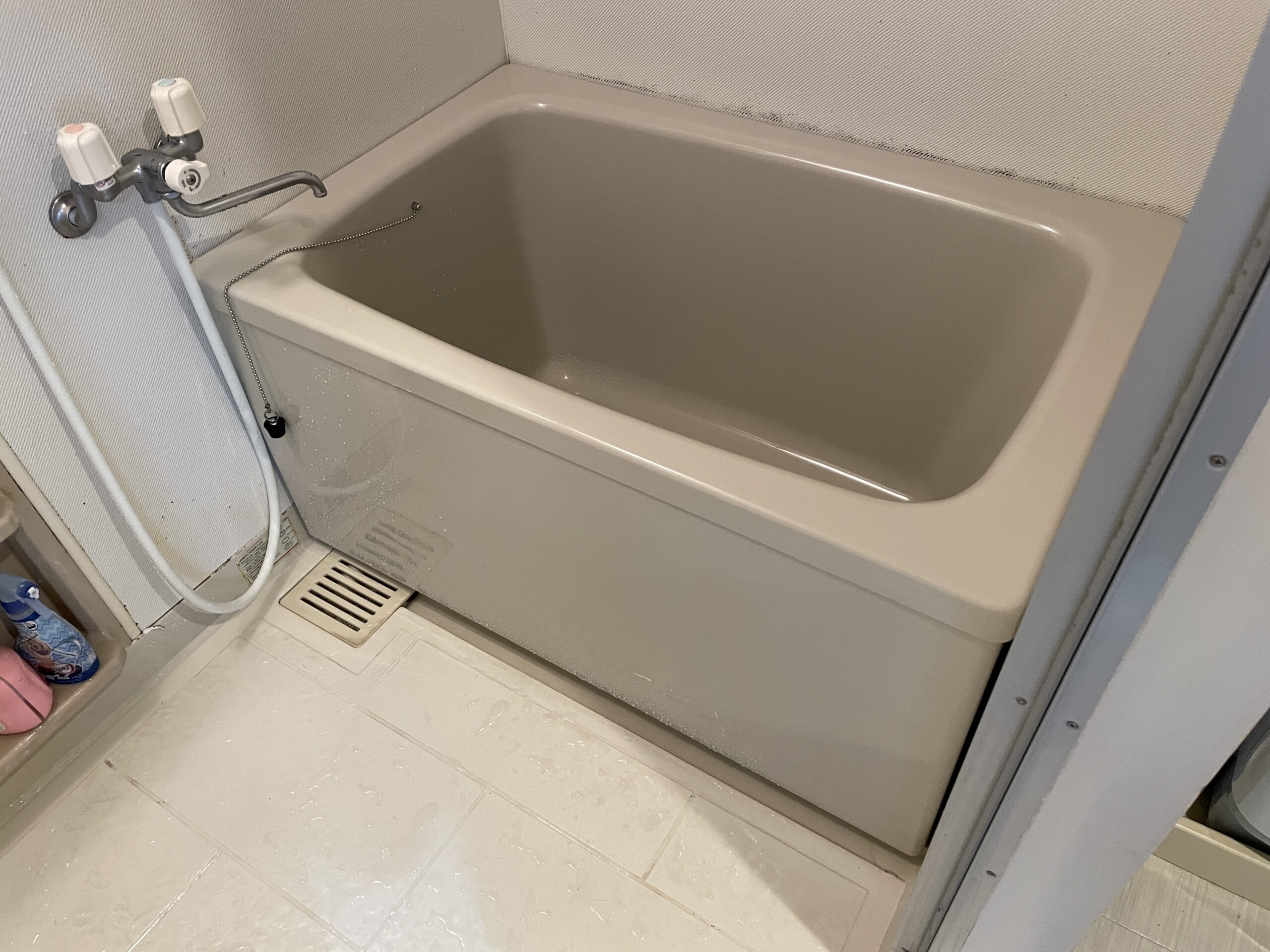 大阪市東住吉区　マンションの浴槽取替リフォーム工事　浴槽の下は汚れがいっぱい