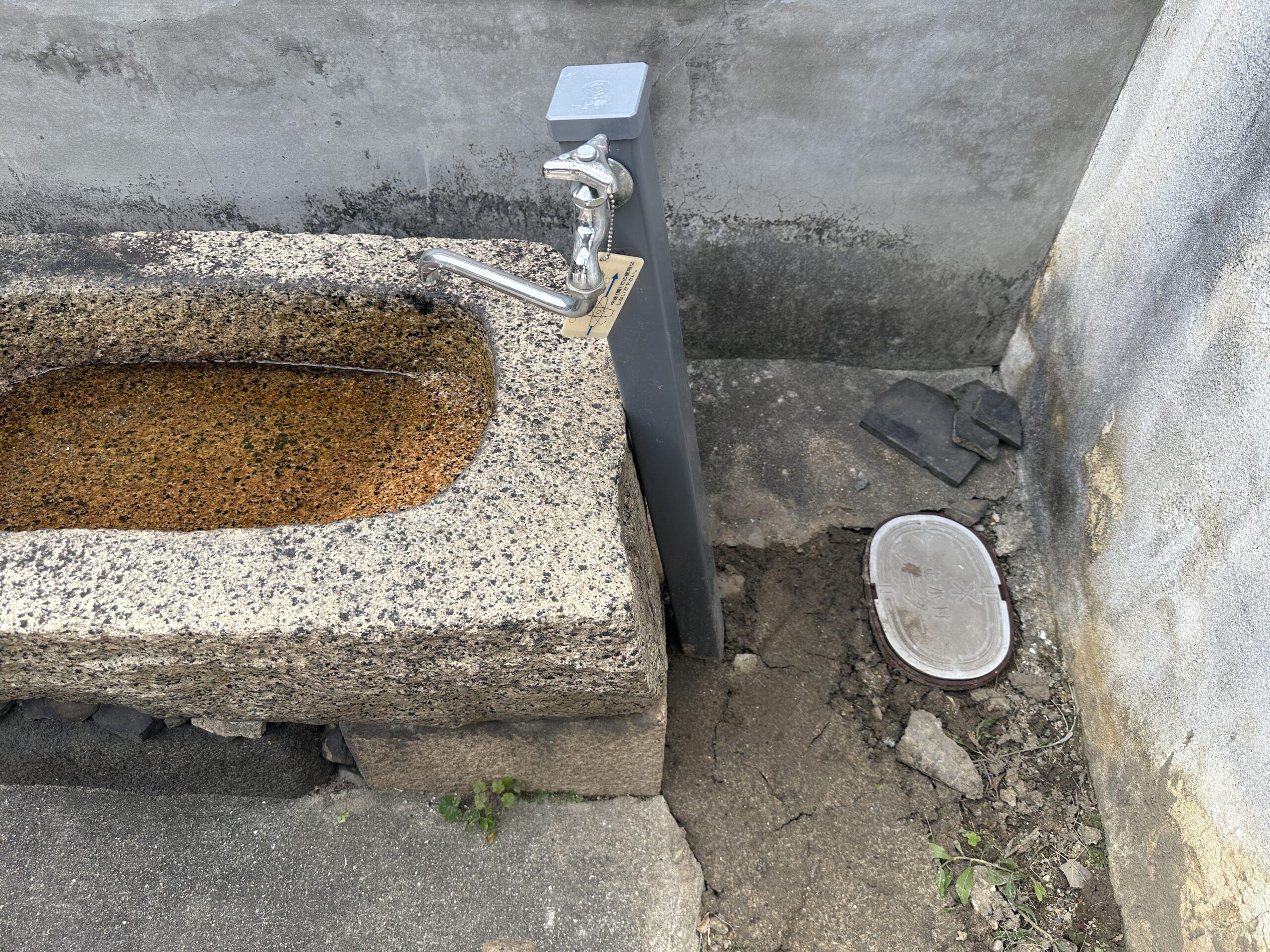 大阪市天王寺区　お寺の水漏れ修理工事　コン柱（立水栓）取替