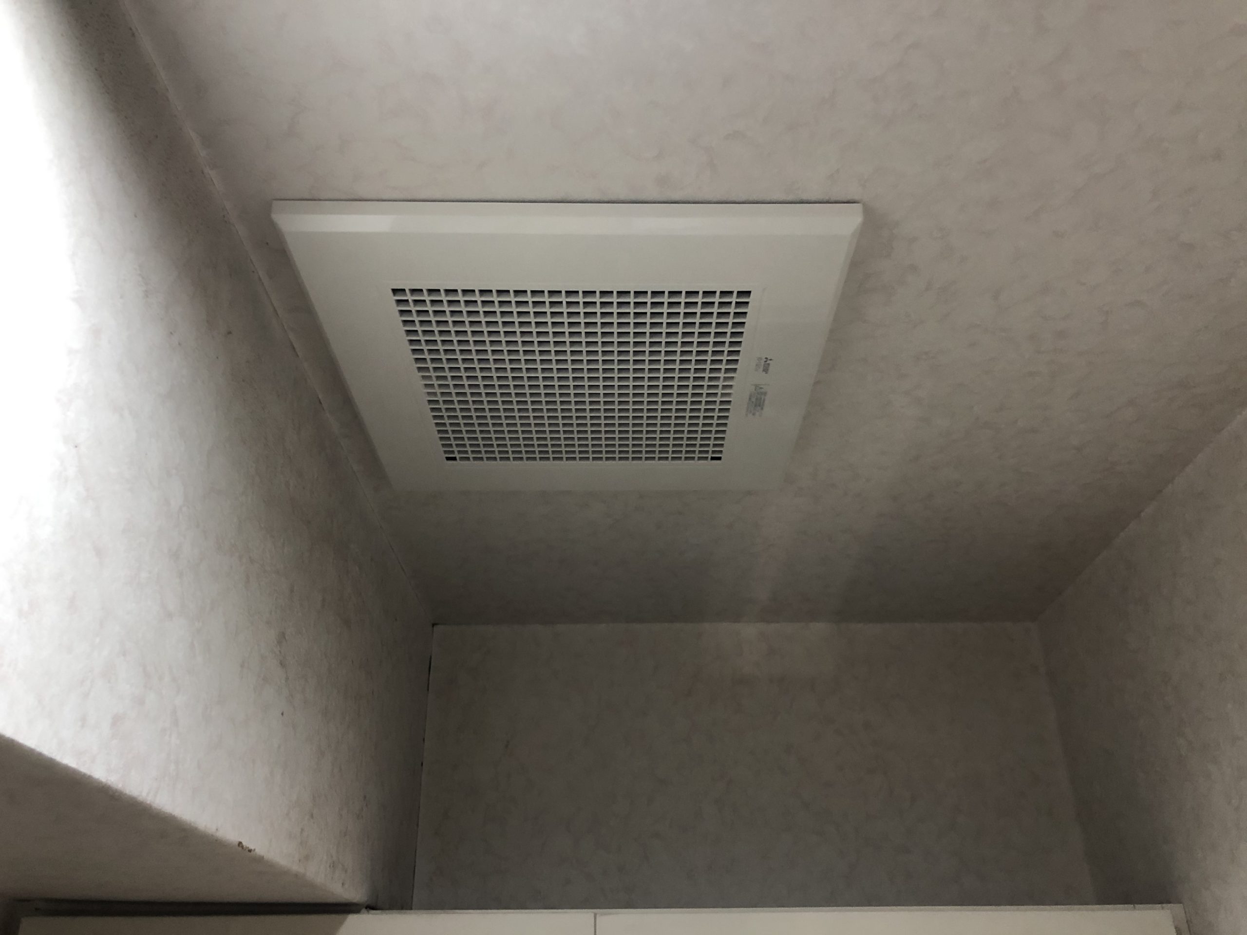 大阪市阿倍野区　分譲マンションのトイレ内換気扇取替リフォーム工事