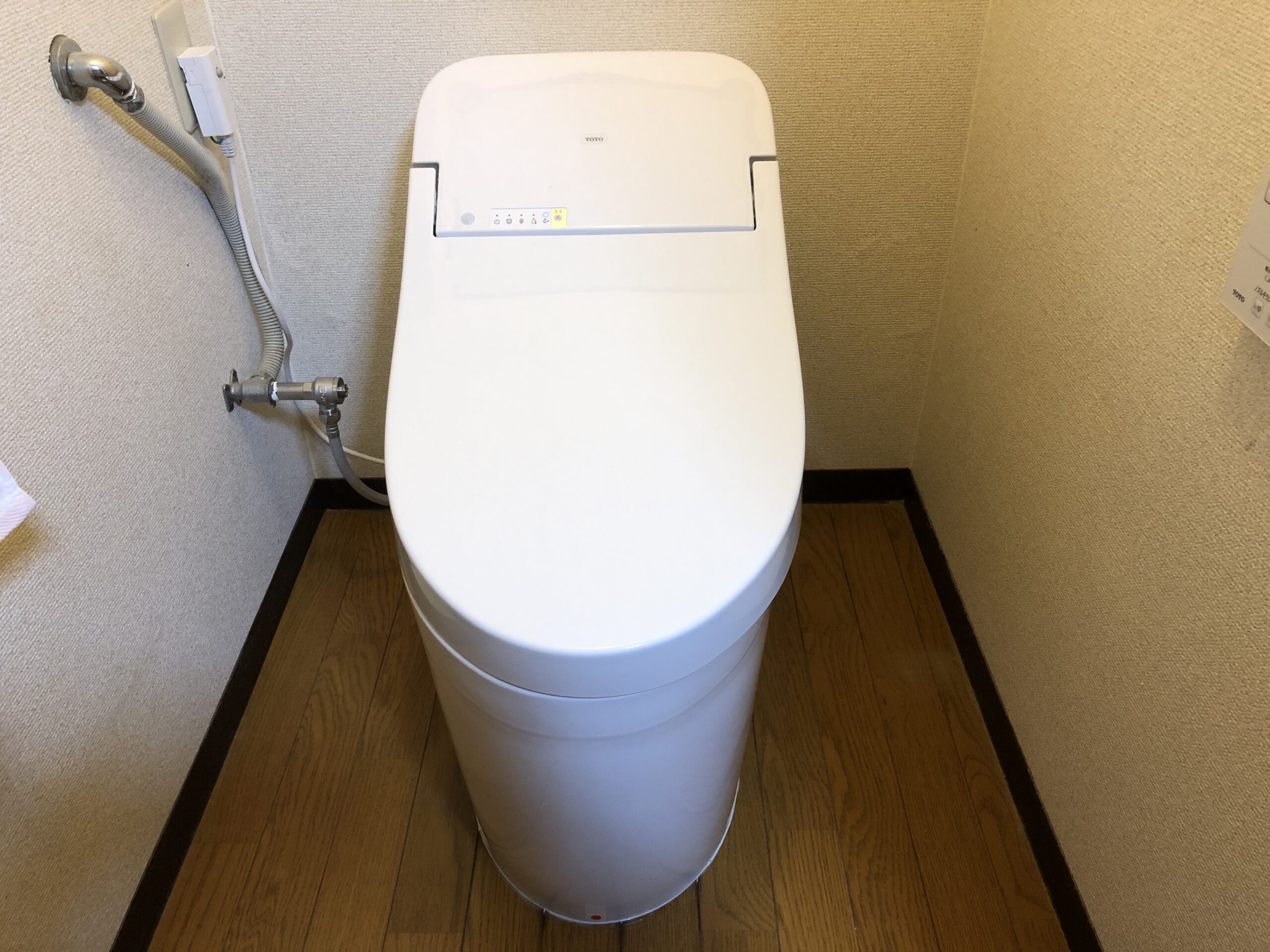 大阪市生野区　戸建て住宅のトイレ取替リフォーム工事　ＬＩＸＩＬ　サティスＳ　下の階に水が漏れている