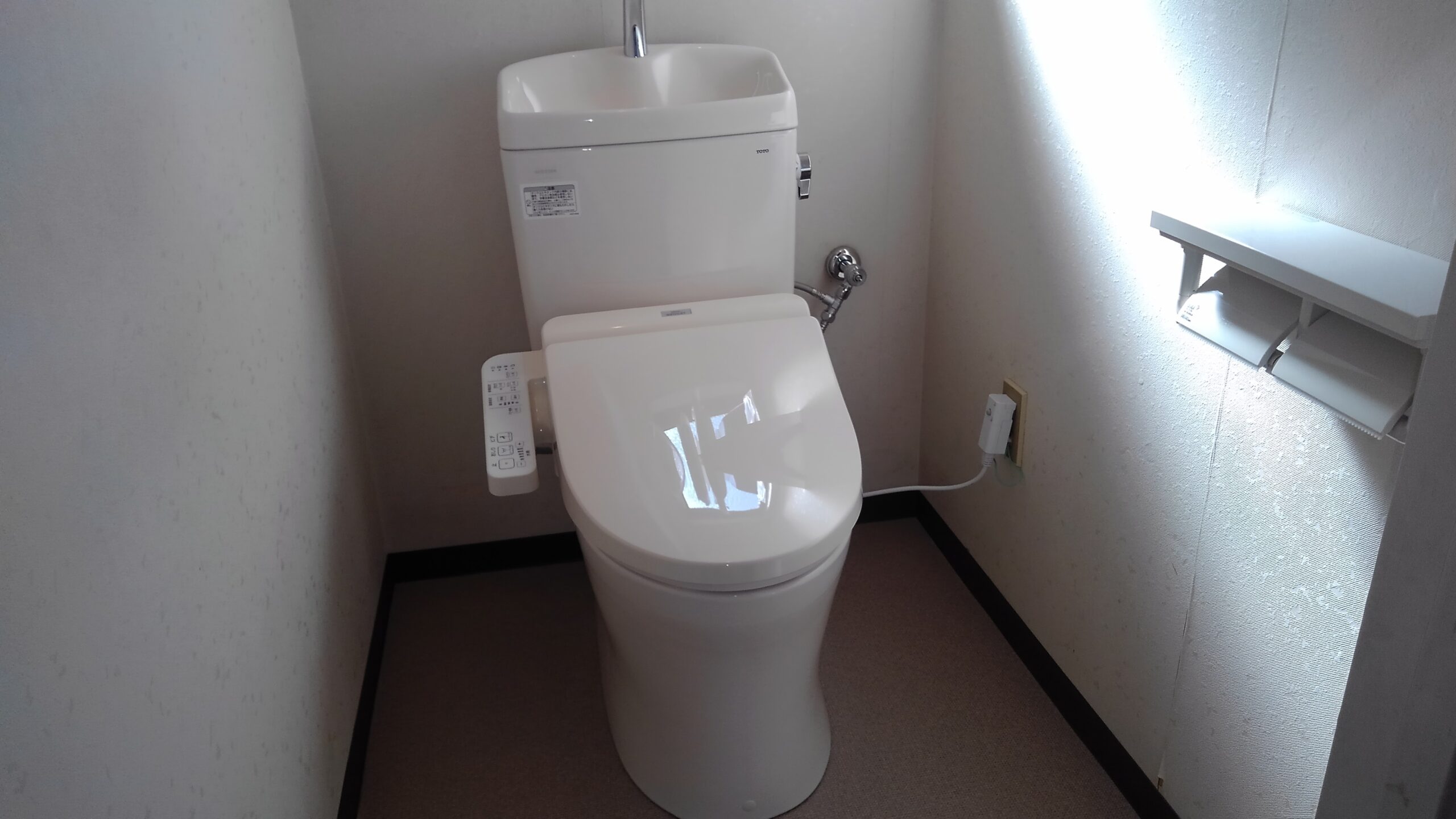 大阪市平野区　戸建て住宅の洋式トイレ取替リフォーム工事　内装工事とセット