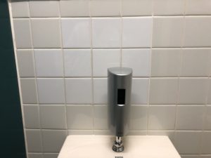 大阪市天王寺区　会社の小便器トイレの水栓交換　自動洗浄