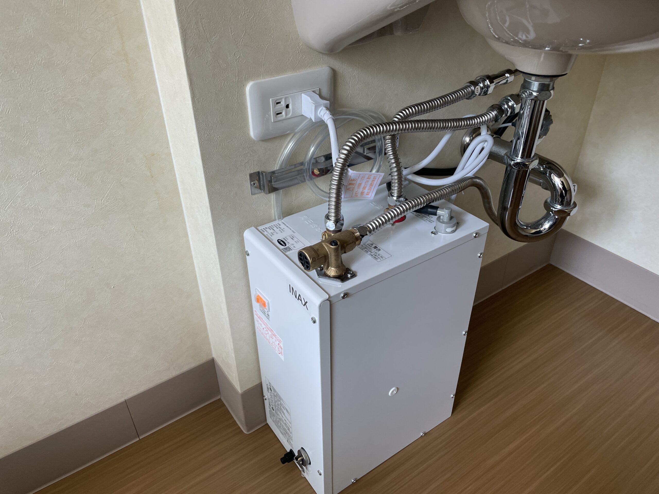 大阪市天王寺区　オフィスビルの小型電気温水器取替リフォーム工事　LIXIL