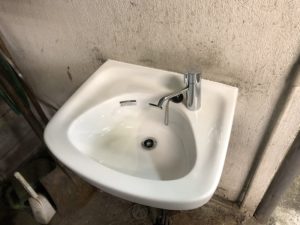 八尾市　工場の手洗い器の取替　TOTO