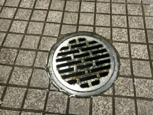 大阪市天王寺区　トイレの土間の排水が詰まって流れない！鋳物トラップが詰まり漏水。　