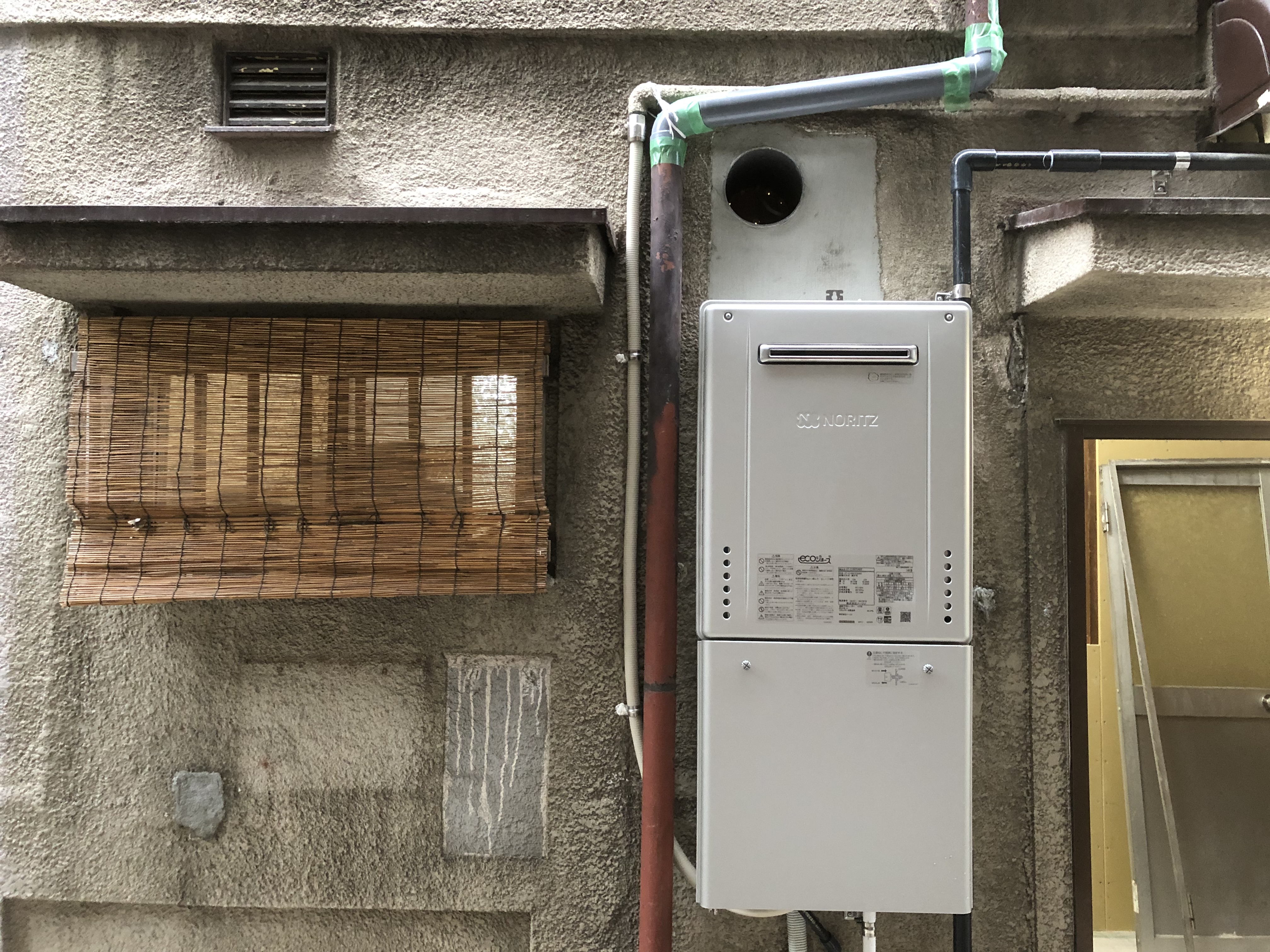 大阪市阿倍野区　戸建て住宅の給湯器（湯沸し器）新設取付け工事　