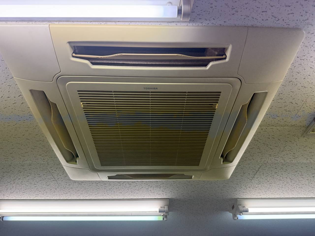 大阪市天王寺区 オフィスビルのエアコン洗浄作業 分解洗浄